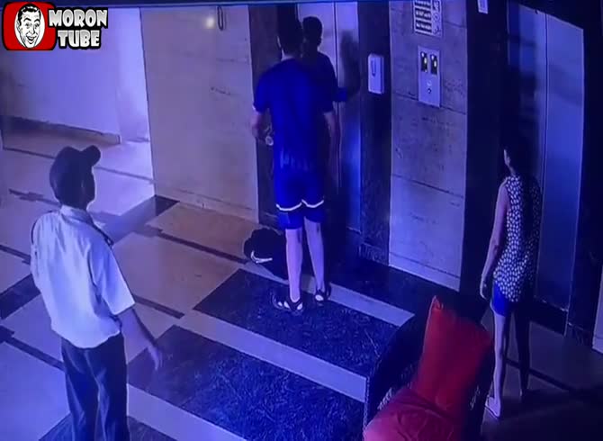 Video :The two individuals who rescued him from a malfunctioning elevator are punched by this jerk
